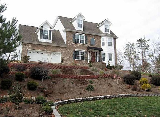 4 Bedroom w/ 3.5 Baths!