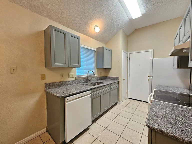 2606 Remington Dr — Photo 7