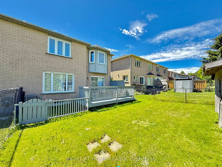569 Walpole Cres — Photo 34