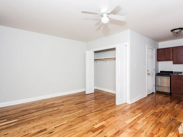800 W Cornelia Ave #206 — Photo 5