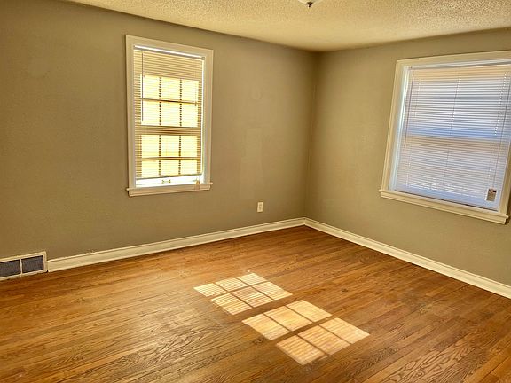 3rd image of 3828 Oakridge Blvd