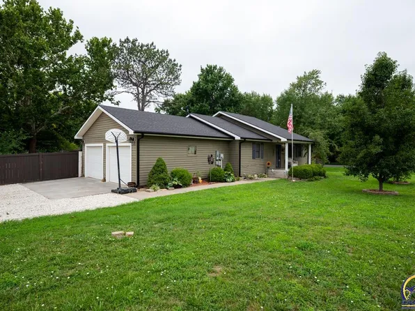 101 E 6th St, Maple Hill, KS 66507