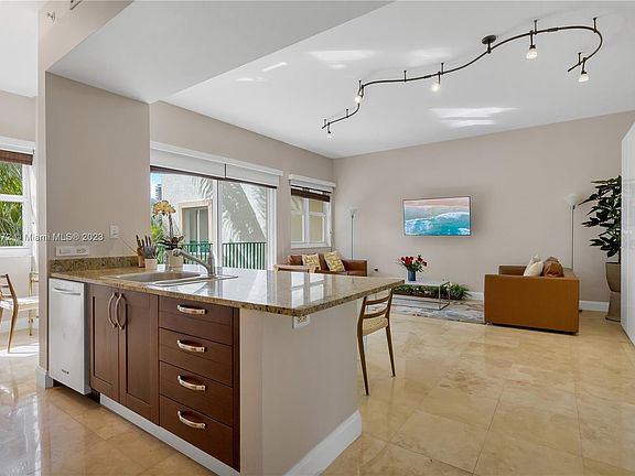 4th image of 20000 E Country Club Dr APT 401