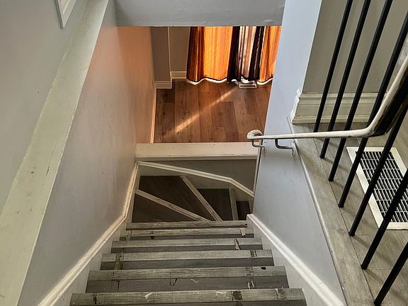 4th image of 108 Courtleigh Sq