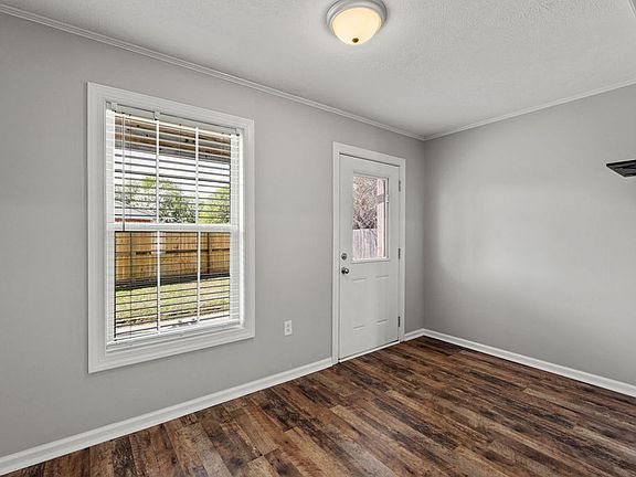 5th image of 110 Fox Haven Dr