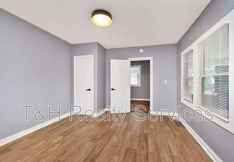 1927 N Dearborn St — Photo 18