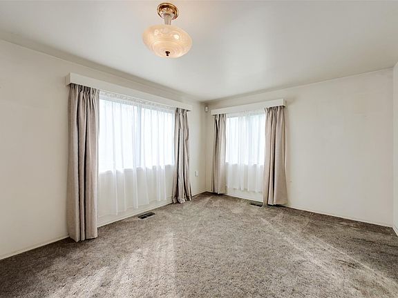 3rd image of 948 Dunsmuir Rd