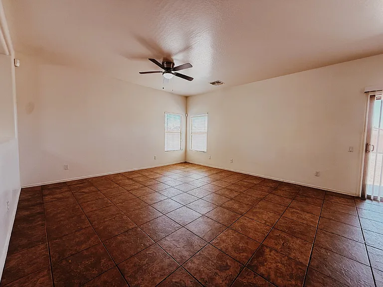 906 S 118th Ln — Photo 5