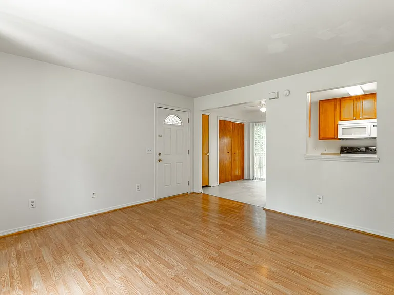 Eastwood Court Apartments — Photo 7