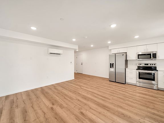 3rd image of 11514 Cumpston St #201