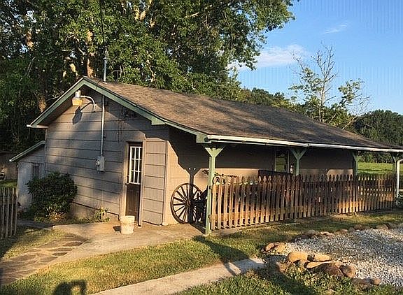 Separate garage / shop