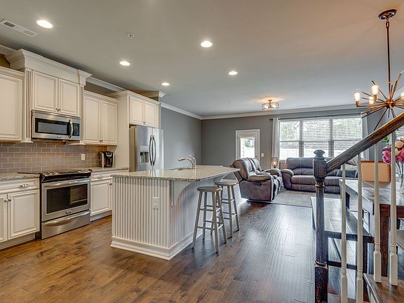 4th image of 1418 Channing Dr