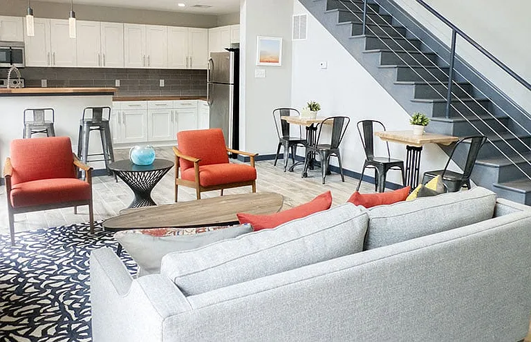 The Versailles Apartments — Photo 10