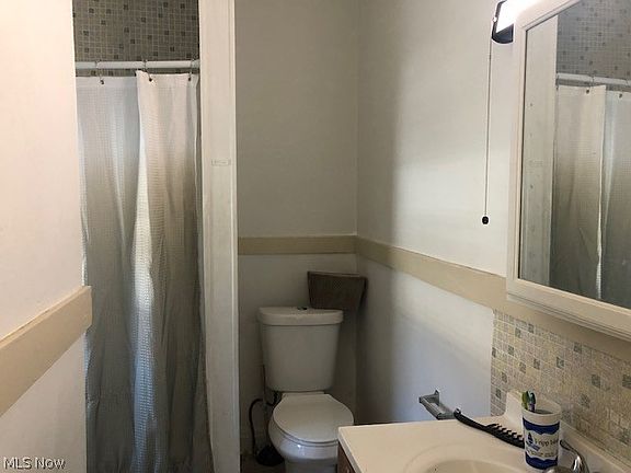 4th image of 2051 Robin St