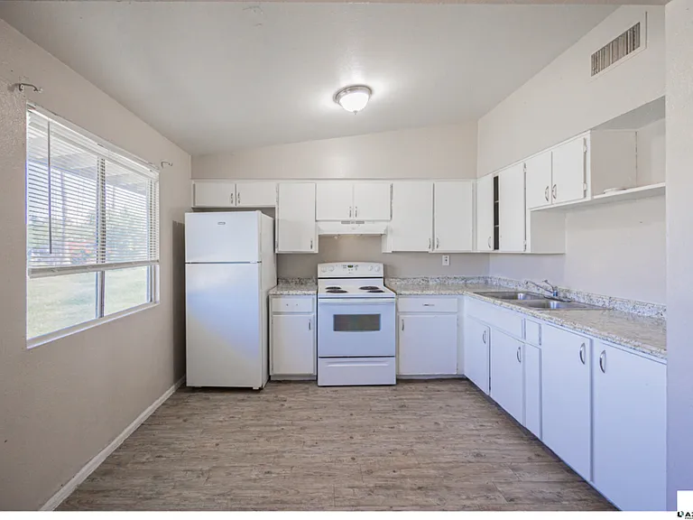 2123 W Devonshire Ave #9 — Photo 4