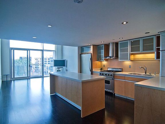 4th image of 188 King St Unit 409