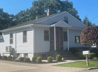 1532 Coates Ave, Holbrook, NY 11741