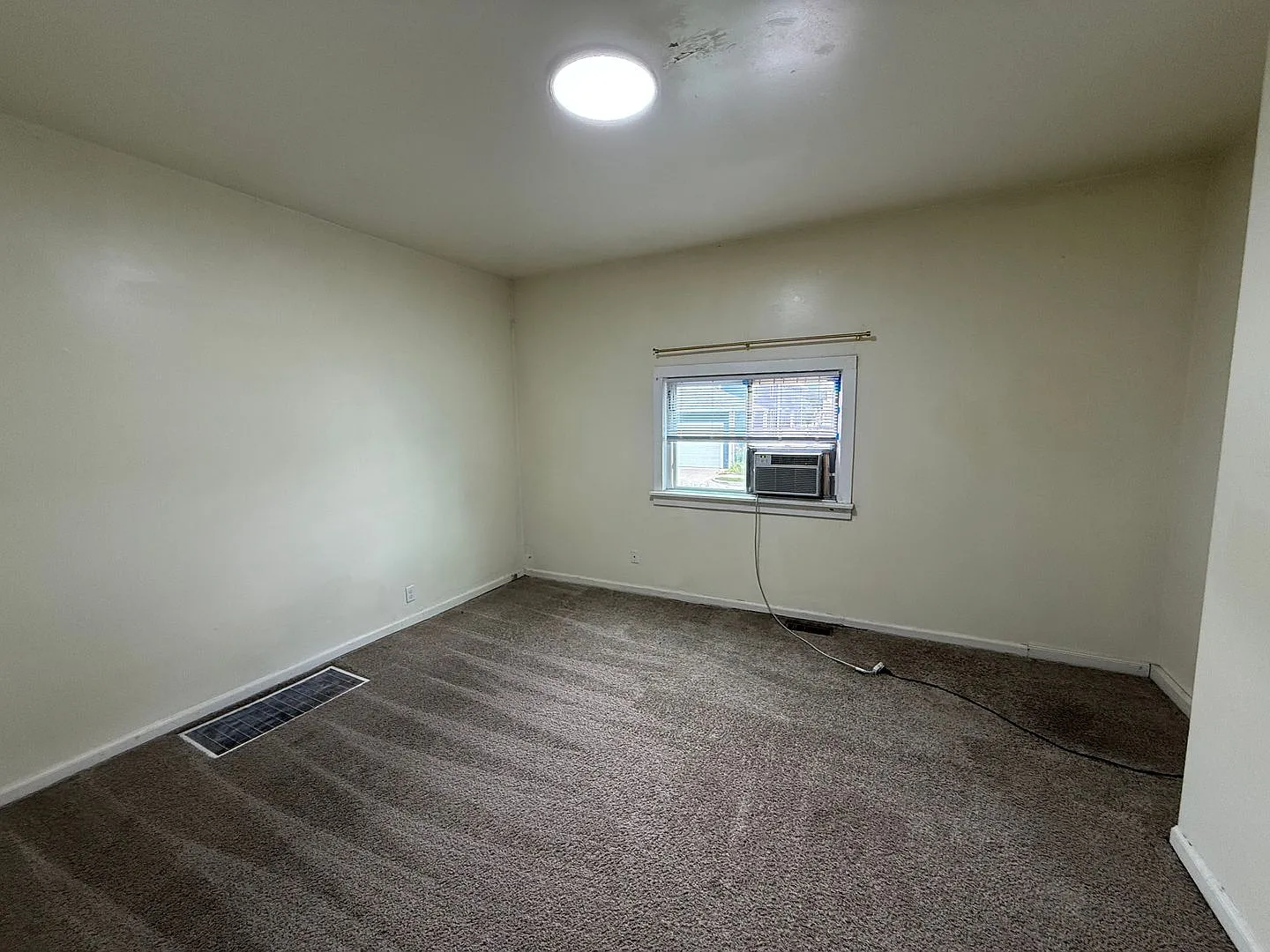 323 W Lutz Ave — Photo 4
