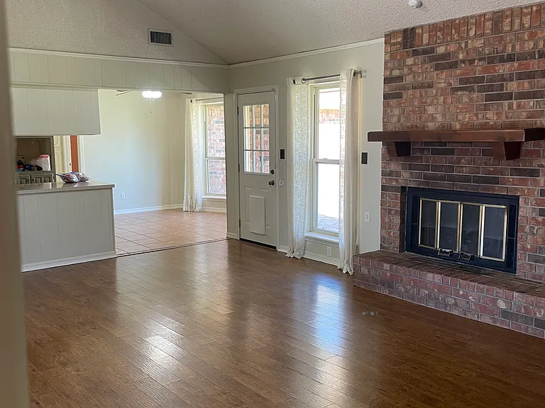 2215 Hunters Gln — Photo 2