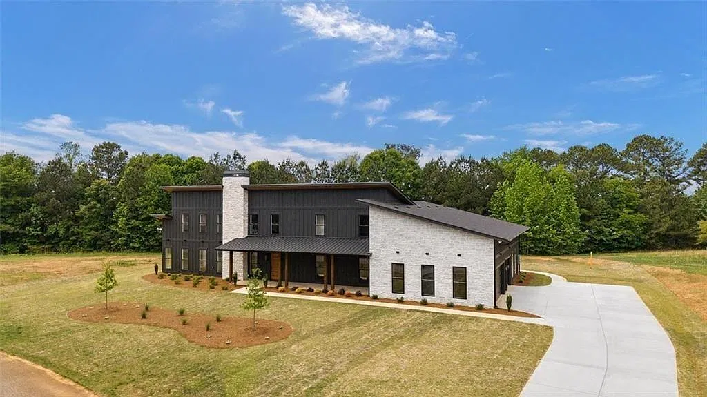 6 bed, 5.5 bath, 5070 sqft, $5,500 — Photo 1