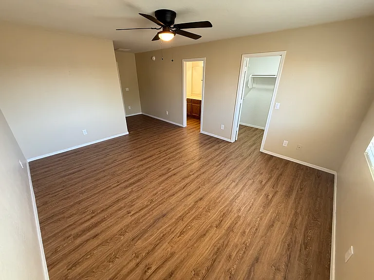1457 E 10th Pl — Photo 31