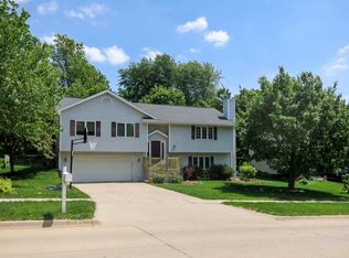 1917 Lynncrest Dr, Coralville, IA 52241