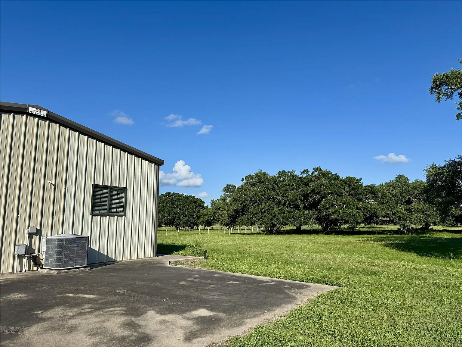 3 bed, 1.0 bath, 1200 sqft, $2,100 — Photo 2