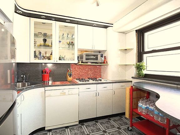 5th image of 61-25 98th St APT 6H