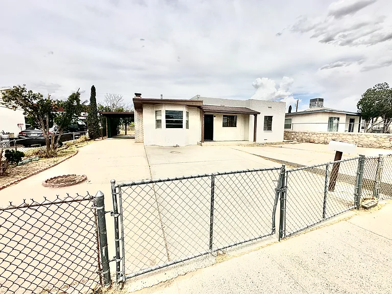 7505 Acapulco Ave — Photo 2