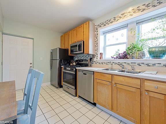 5th image of 2917 W Leland Ave APT 3
