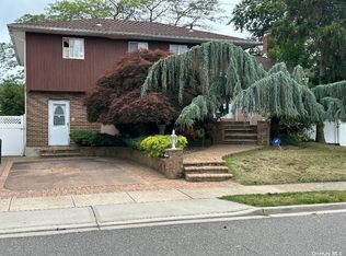 2520 Harbor Ln, Bellmore, NY 11710