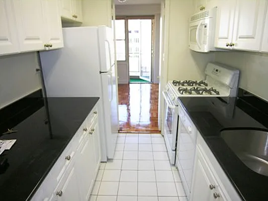 Rented by City Connections Realty | media 3