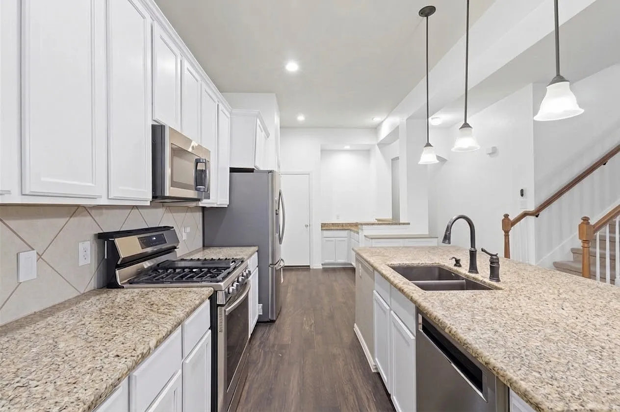 4 bed, 2694 sqft, $3,250 — Photo 2