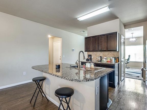 5th image of 405 Camellia Dr
