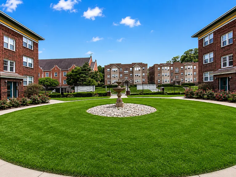 Roanoke Court Apartments — Photo 4