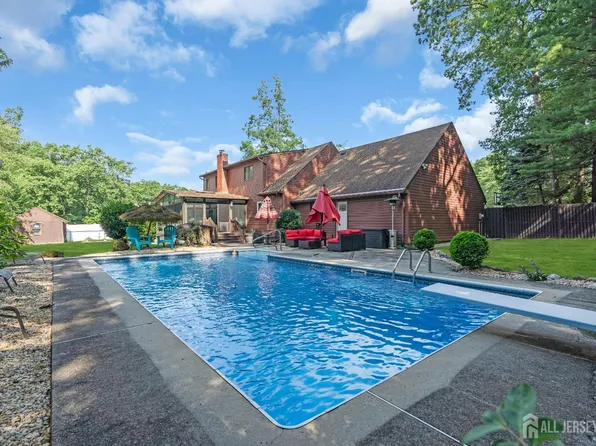 19 Ellen Cir, Old Bridge, NJ 08857