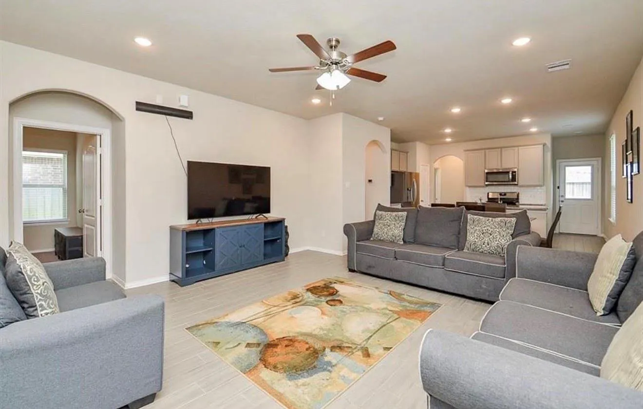 4 bed, 2.0 bath, 1602 sqft, $2,150 — Photo 3