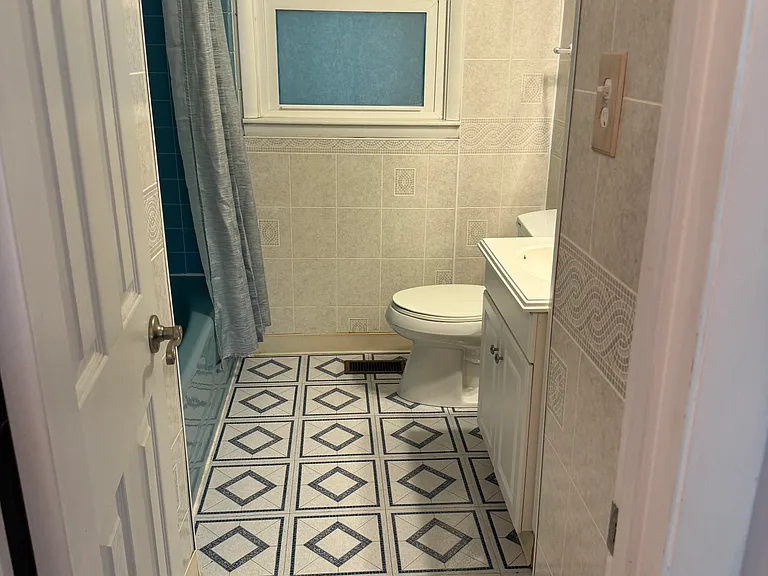 109 London Ln — Photo 14