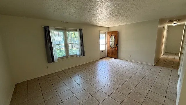 3 bed, 2.0 bath, 1056 sqft, $1,645 — Photo 3