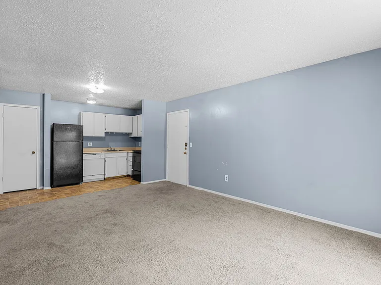 Creekside Apartments — Photo 4