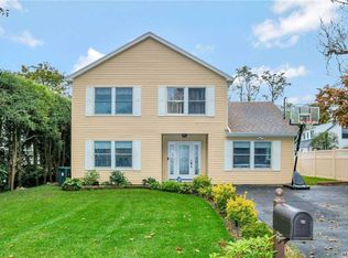 26 Illinois St, Dix Hills, NY 11746