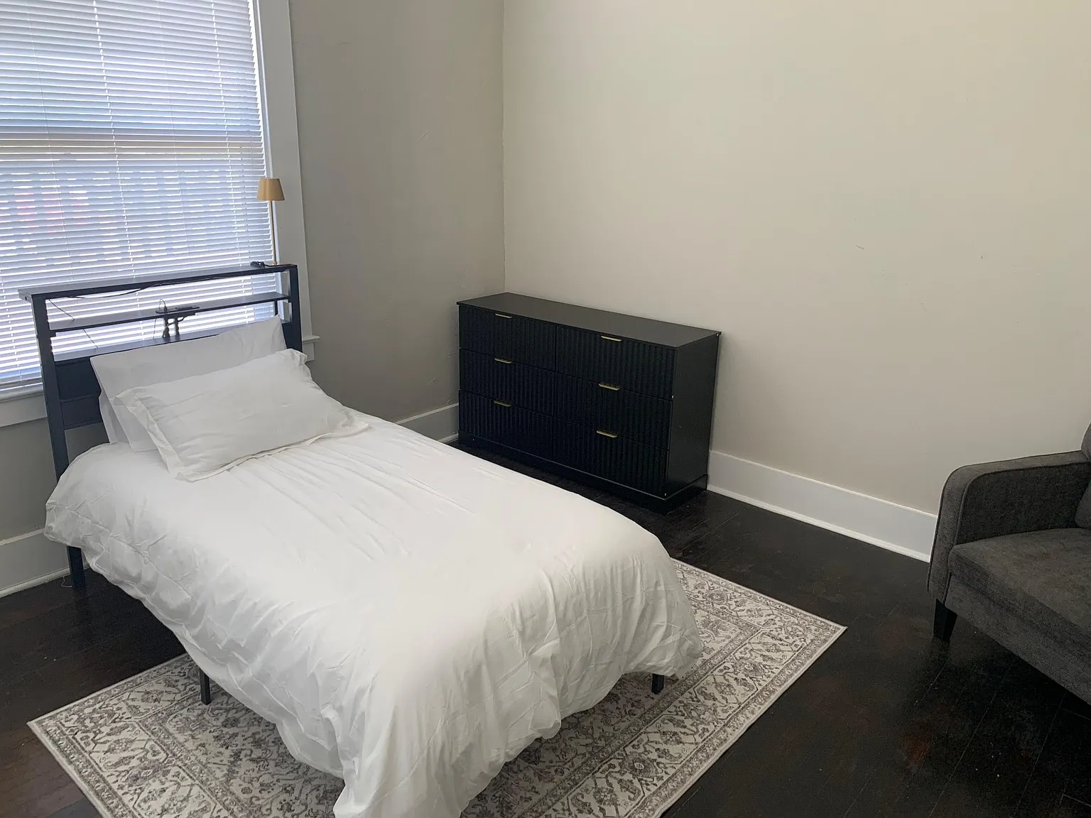 11 bed, 4096 sqft, $950 — Photo 3