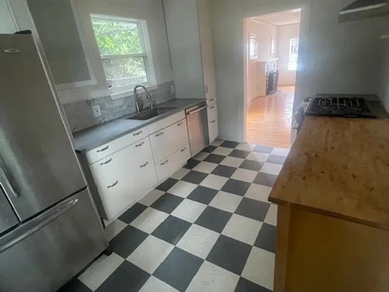 1424 E 20th St — Photo 9