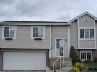 1302 Santa Fe Cir, Papillion, NE 68046