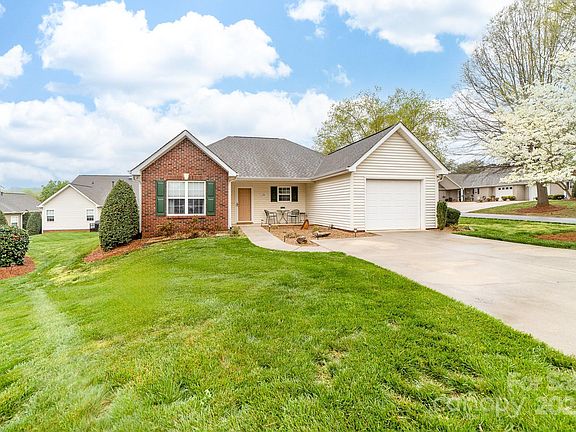 3rd image of 131 Ashwood Ln