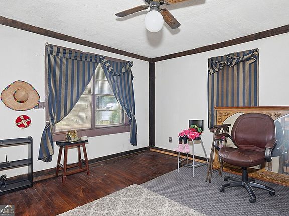 3rd image of 272 N Dogwood Ave