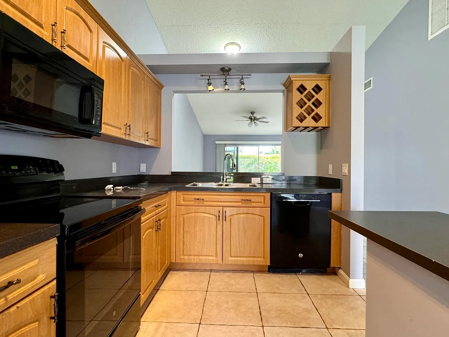 3 bed, 2.0 bath, 1300 sqft, $2,695 — Photo 3