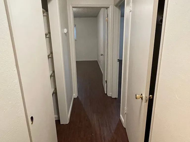 Chateau Apartments — Photo 15
