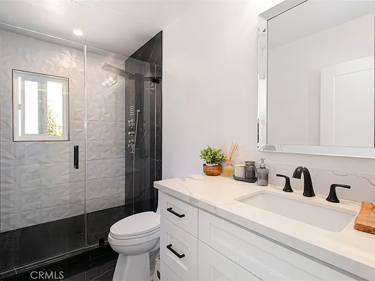 22841 Calvert St — Photo 16