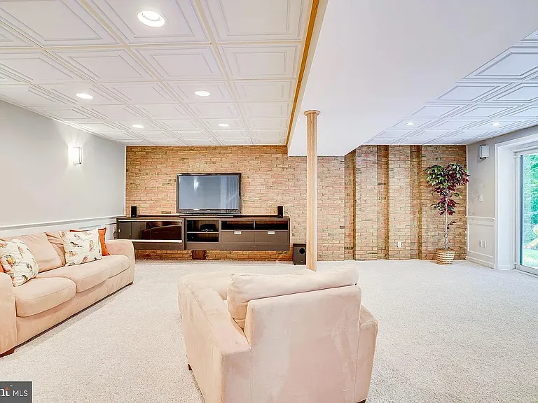 8475 Thames St — Photo 31